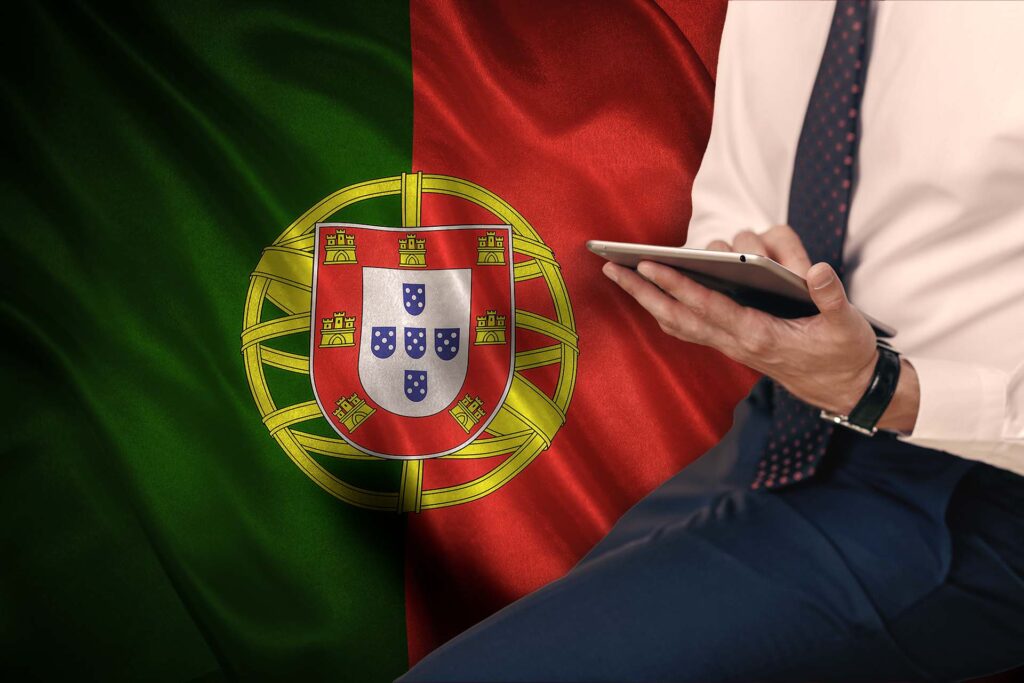 bandeira de portugal com um advogado ao lado a segurar o tablet