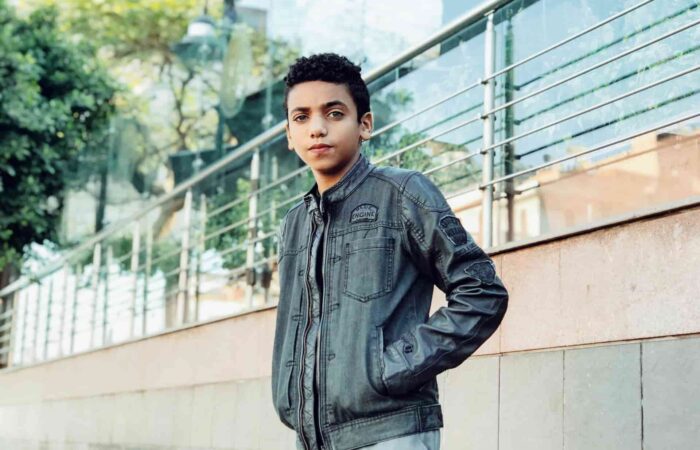 Jovem com as mãos no bolso simbolizando o inicio da maioridade e sem direito à pensão