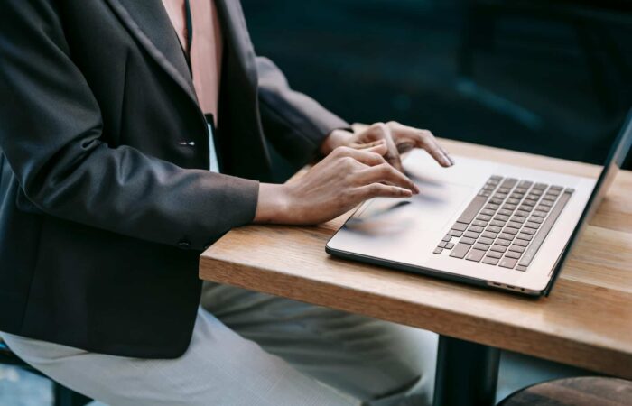 Pessoa em frente ao computador a ver o processo do divórcio online.