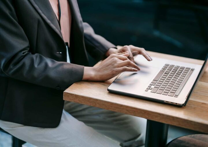 Pessoa em frente ao computador a ver o processo do divórcio online.