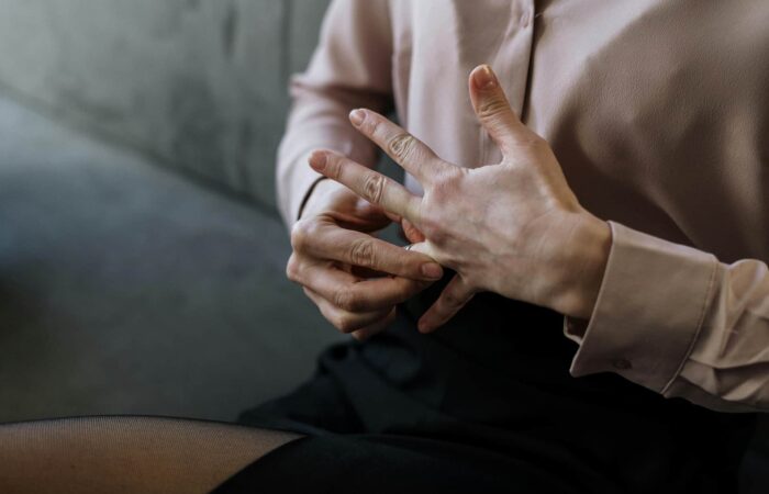 mulher a retirar a aliança do dedo depois do divórcio