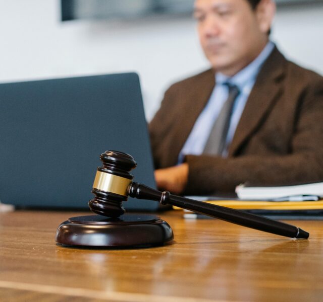 Juiz sentado em frente ao computador analisando um divórcio no estrangeiro.