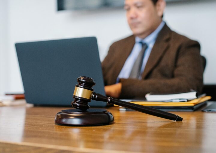 Juiz sentado em frente ao computador analisando um divórcio no estrangeiro.