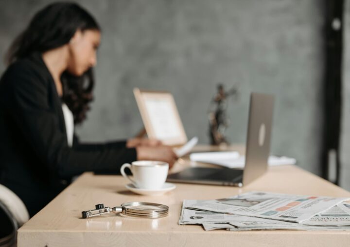 Advogada de divórcio a rever documentos em frente a um computador