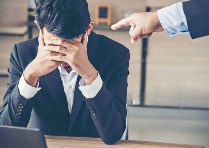 patrão a assediar funcionário no local de trabalho