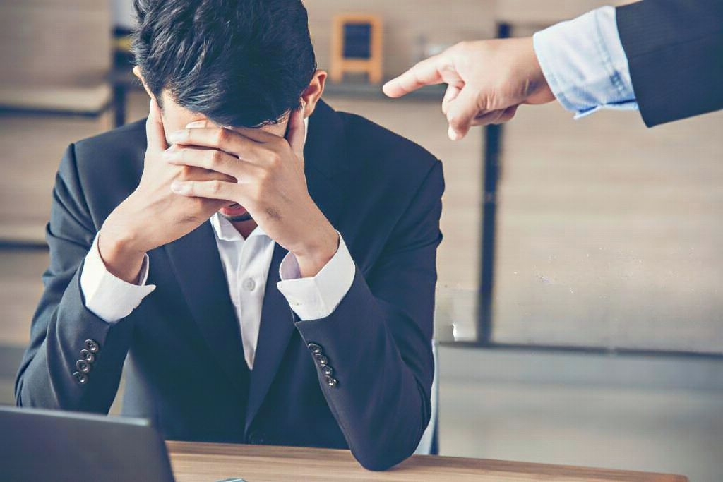 patrão a assediar funcionário no local de trabalho