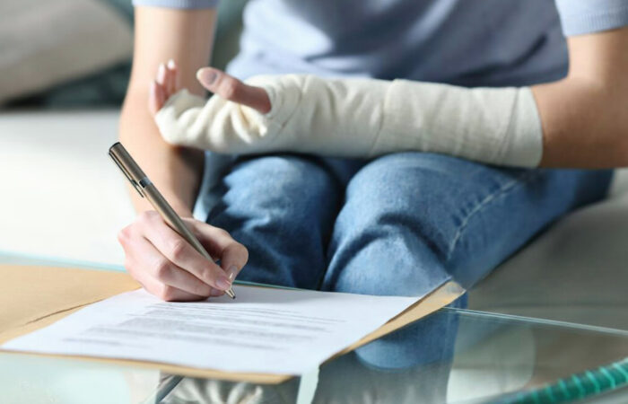 Trabalhador a assinar o documento onde irá receber a indemnização por acidente de trabalho