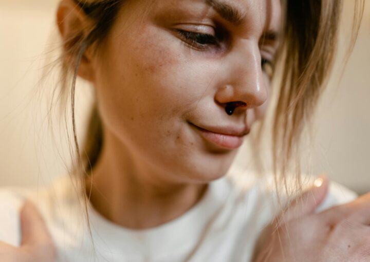 Mulher com a cara com sangue simbolizando violência domestica