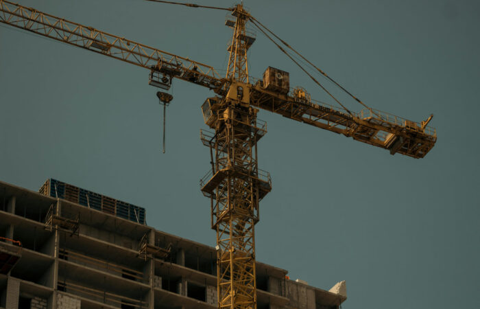 Grua e imóvel em obra abandonada pelo empreiteiro