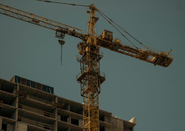 Grua e imóvel em obra abandonada pelo empreiteiro