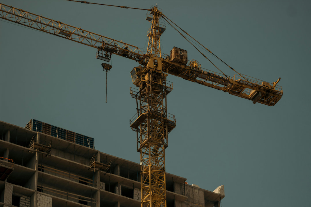 Grua e imóvel em obra abandonada pelo empreiteiro