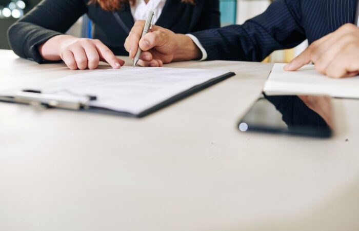 Advogado a explicar o cpcv e como funciona a duas pessoas