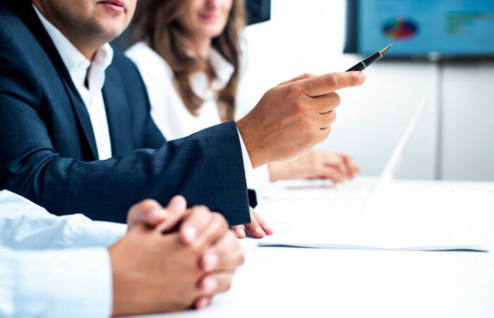 Advogado imobiliario com os clientes na assinatura de um CPCV.