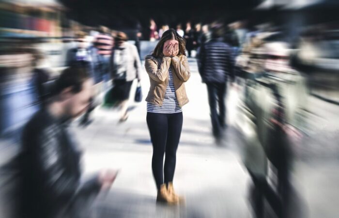 Pessoa envergonhada com a mão na cara por ser burlada na internet.