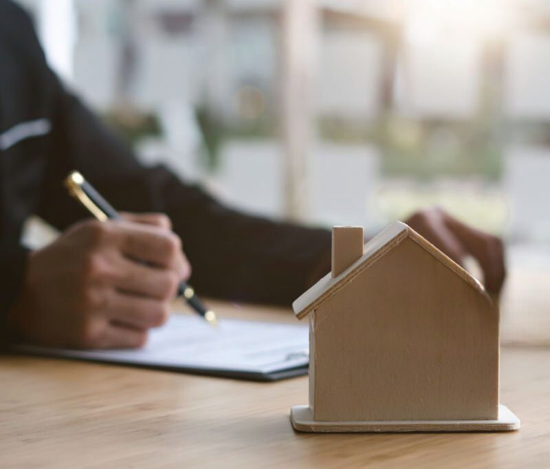 Advogado com caneta na mão a analisar os documentos dos herdeiros.