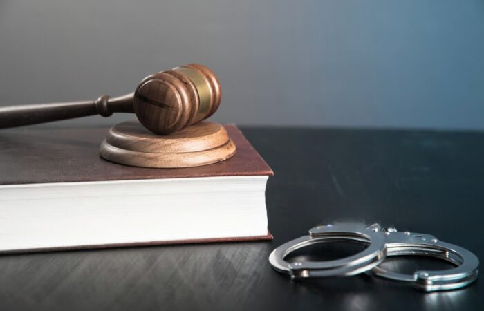 Livro da Lei e umas algemas a simbolizar a lei da droga