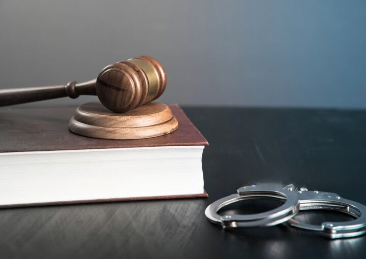 Livro da Lei e umas algemas a simbolizar a lei da droga