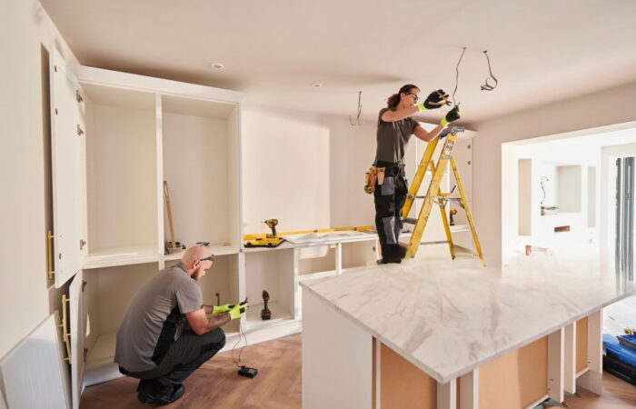 Casal a realizar obras em casa arrendada