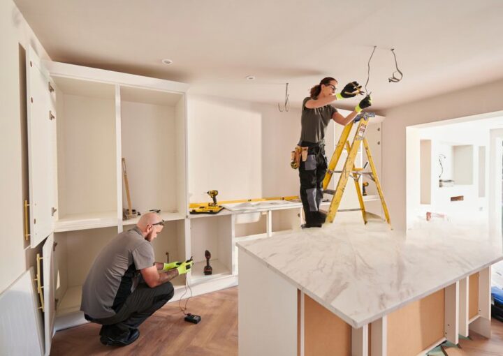 Casal a realizar obras em casa arrendada