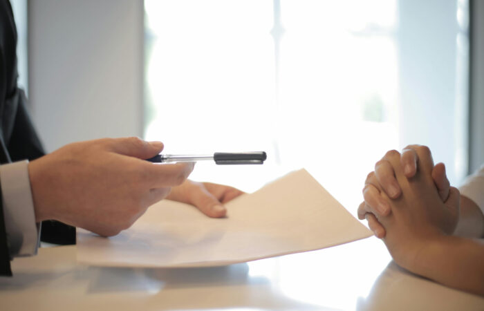 advogado a passar a caneta para o cliente para se defender de um processo disciplinar