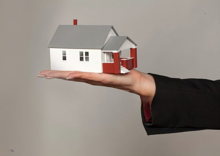 Mão a segurar uma casa a simbolizar um direito de preferência