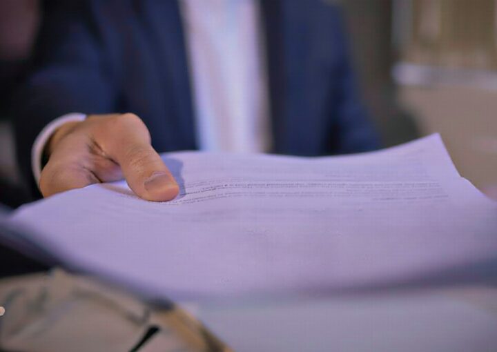 Pessoa a entregar uma reclamação graciosa para corrigir erros fiscais.