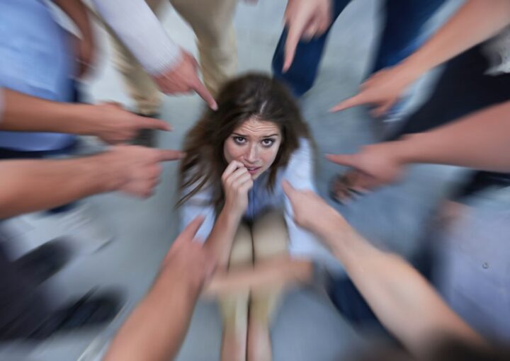 Mãos apontar ºara a mulher no centro como forma de acusação