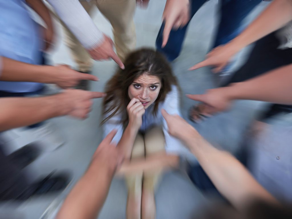 Mãos apontar ºara a mulher no centro como forma de acusação