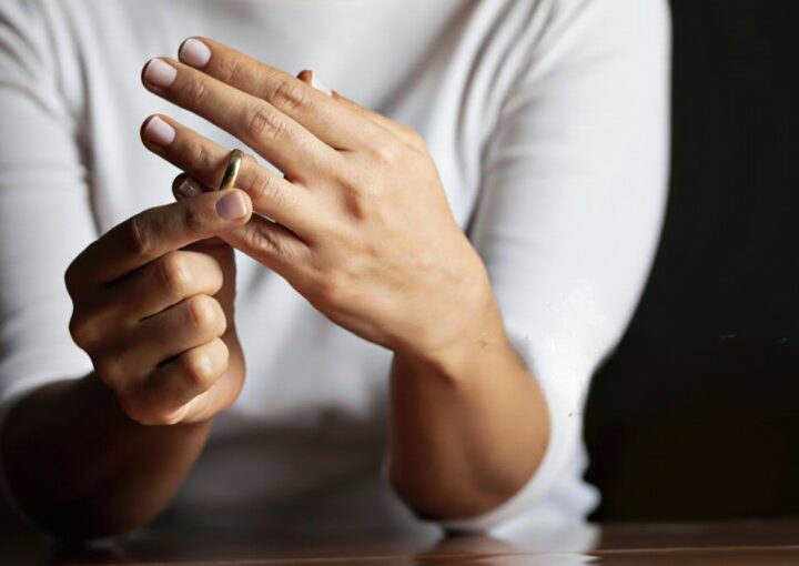 mulher a tirar a aliança do dedo a simbolizar um divorcio em portugal