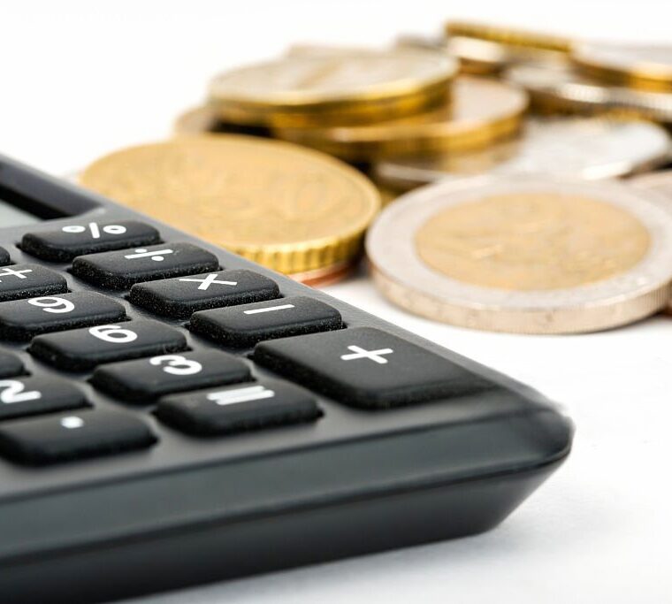 calculadora e dinheiro como forma de simbolizar uma conta bancária penhorada.
