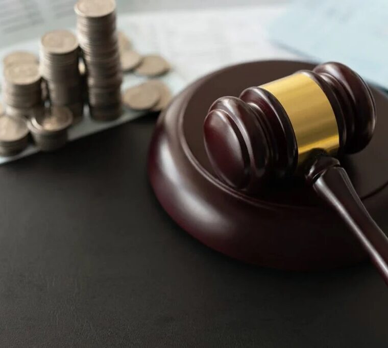 Martelo da justiça e dinheiro a simbolizar uma execução fiscal.