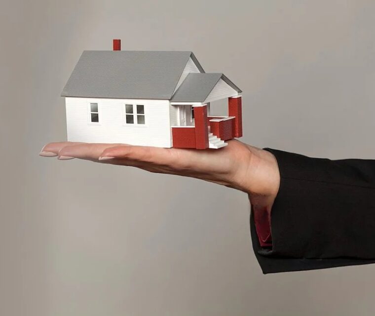 Mão a segurar uma casa a simbolizar um entrega como se tratasse de um direito de preferência