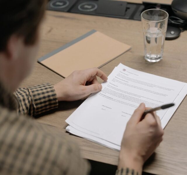 Senhorio a escrever uma carta a rescindir contrato de arrendamento.