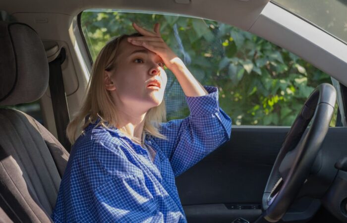 condutor com a mão na cabeça depois de lhe solicitarema a habiltação de conduzir e não a possuir.