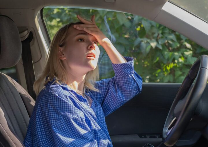 condutor com a mão na cabeça depois de lhe solicitarema a habiltação de conduzir e não a possuir.
