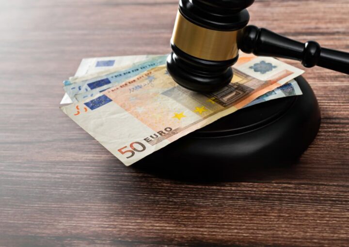 Martelo da Justiça em cima das notas a simbolizar uma penhora das Finanças