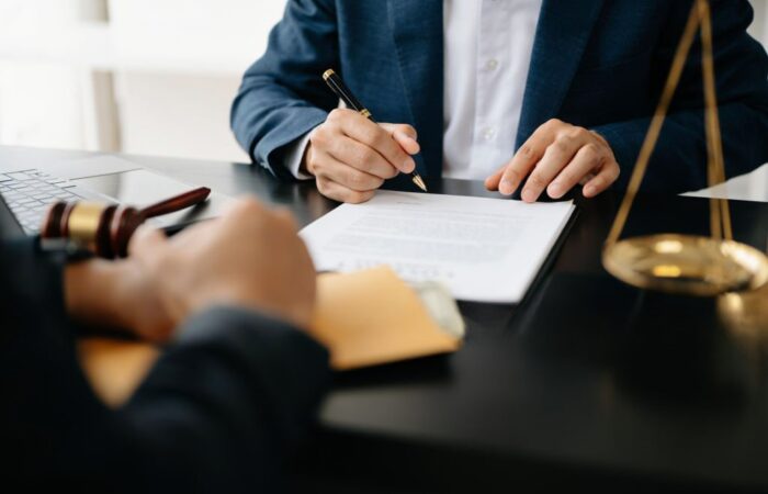 advogado gratuito em portugal a falar com cliente