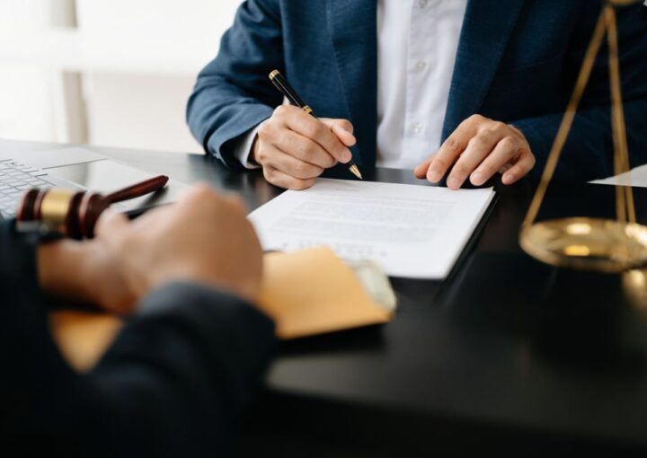 advogado gratuito em portugal a falar com cliente