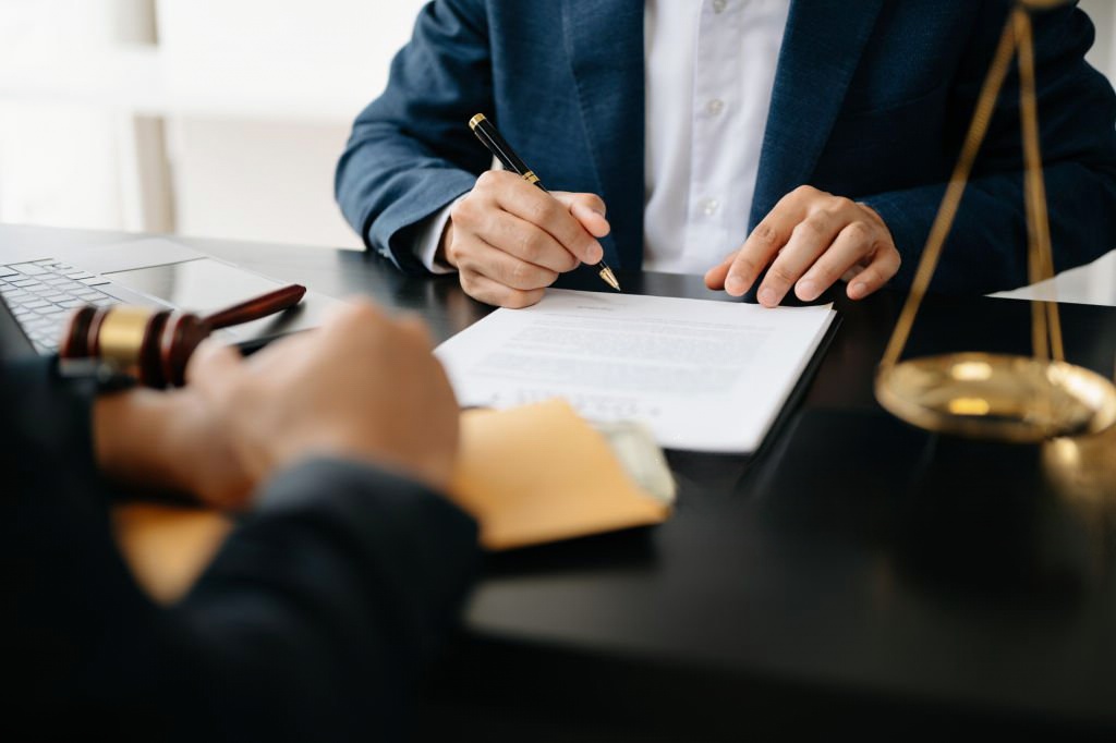 advogado gratuito em portugal a falar com cliente
