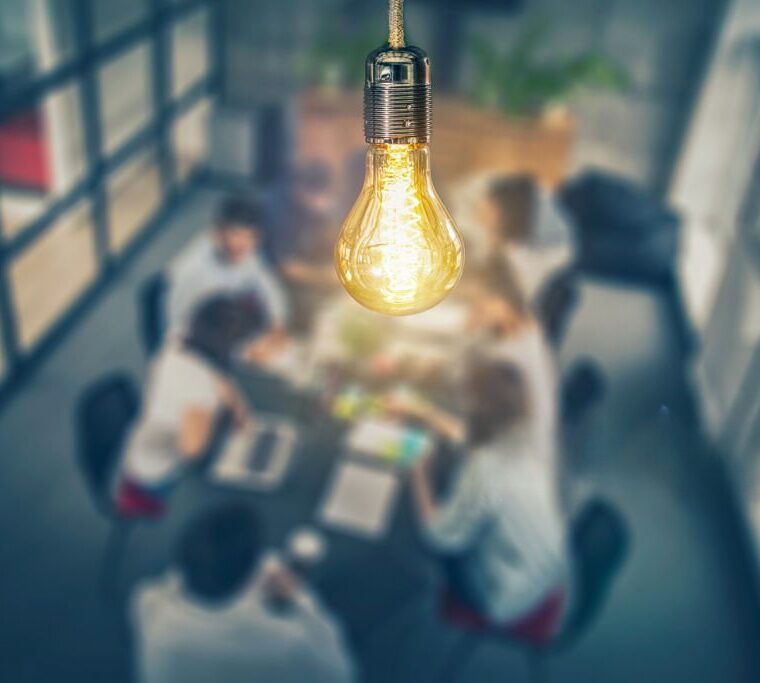 pessoas em reuniao a discutir a abertura de uma empresa