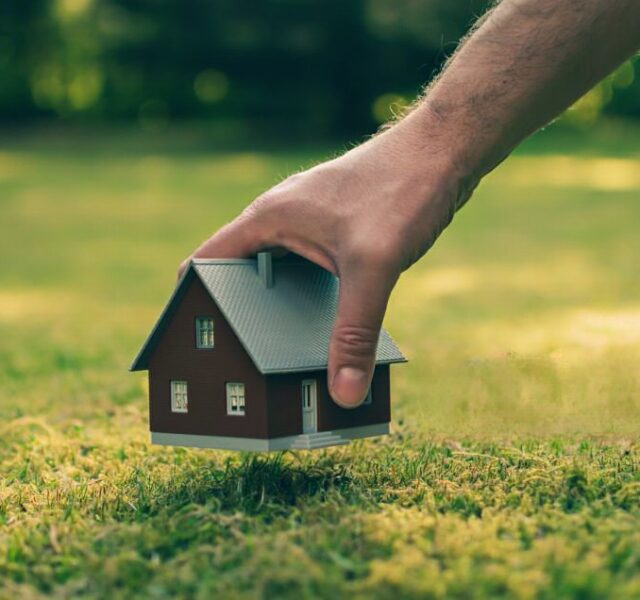 Mao a segurar uma casa a simbolizar uma expropriação