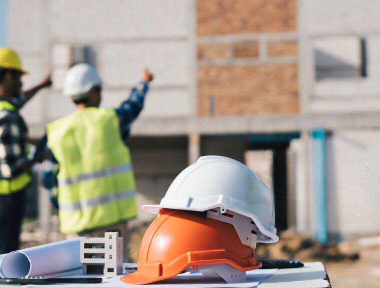 Engenheiros a olhar para a obra ilegal