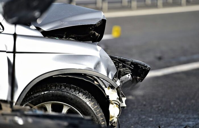 Frente de carro danificado depois de uma acidente de viação