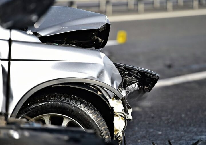 Frente de carro danificado depois de uma acidente de viação