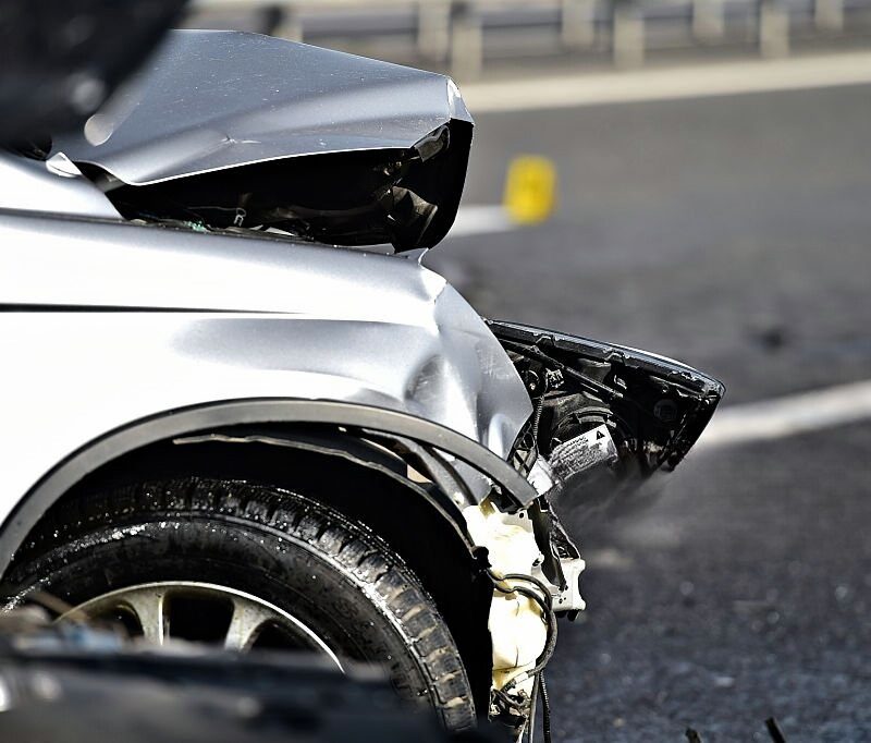 Frente de carro danificado depois de uma acidente de viação