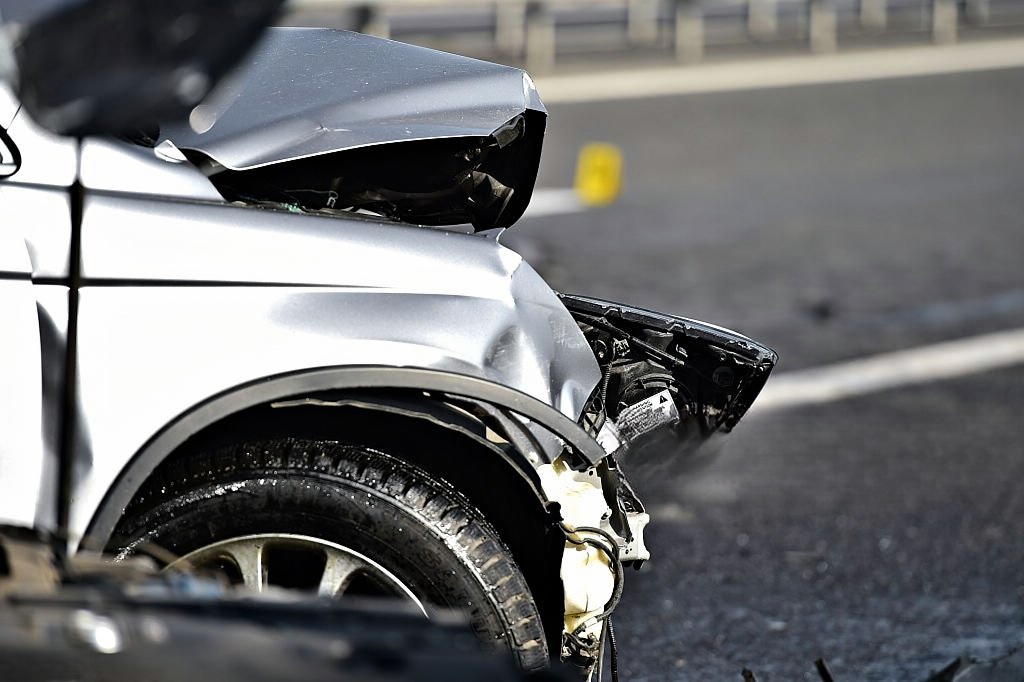 Frente de carro danificado depois de uma acidente de viação