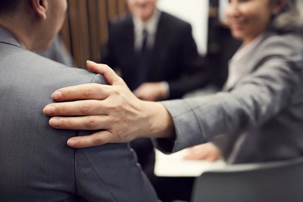 advogado em portugal a cumprimentar o cliente