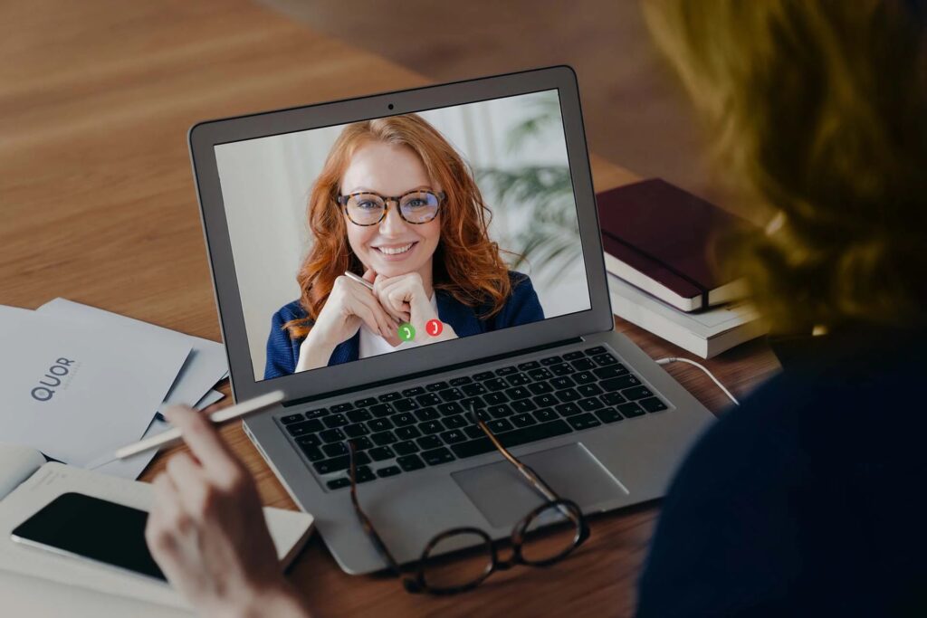 advogada a dar uma consulta online
