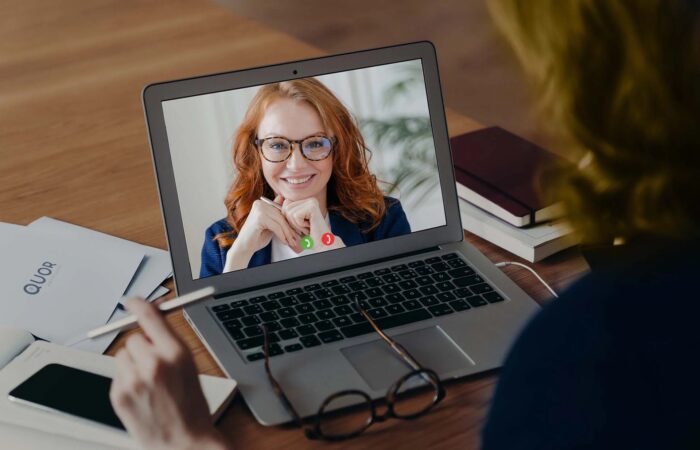 advogada a dar uma consulta online