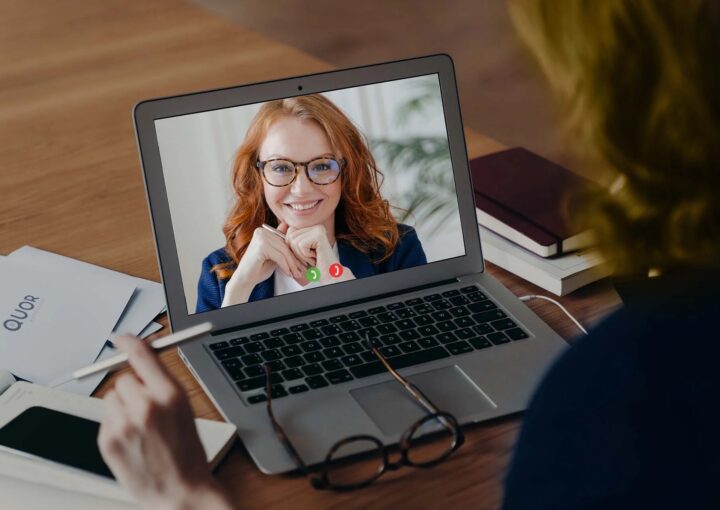 advogada a dar uma consulta online